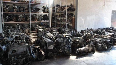 Un magazzino pieno di motori e cambi