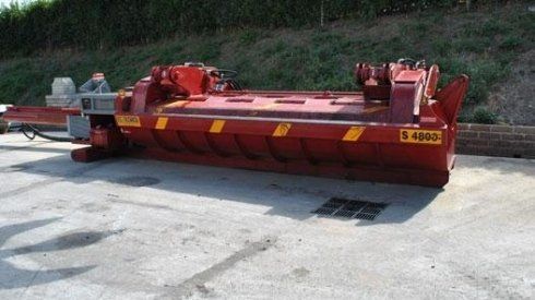 Un grande secchio rosso con il numero 4900 sopra