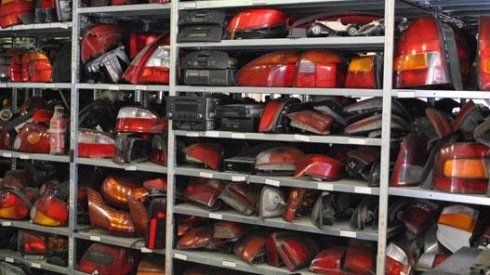 Un negozio pieno di tantissimi tipi diversi di fanali posteriori