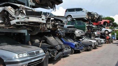 Un mucchio di auto sono accatastate una sopra l'altra