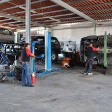 Un uomo sta lavorando su un'auto in un garage.