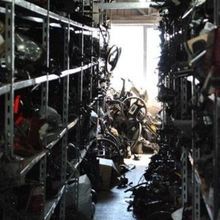 Un magazzino pieno di pezzi di ricambio per motociclette sugli scaffali.