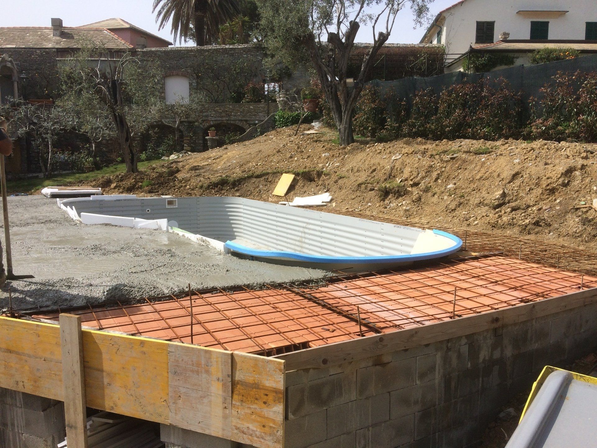 piscina in costruzione