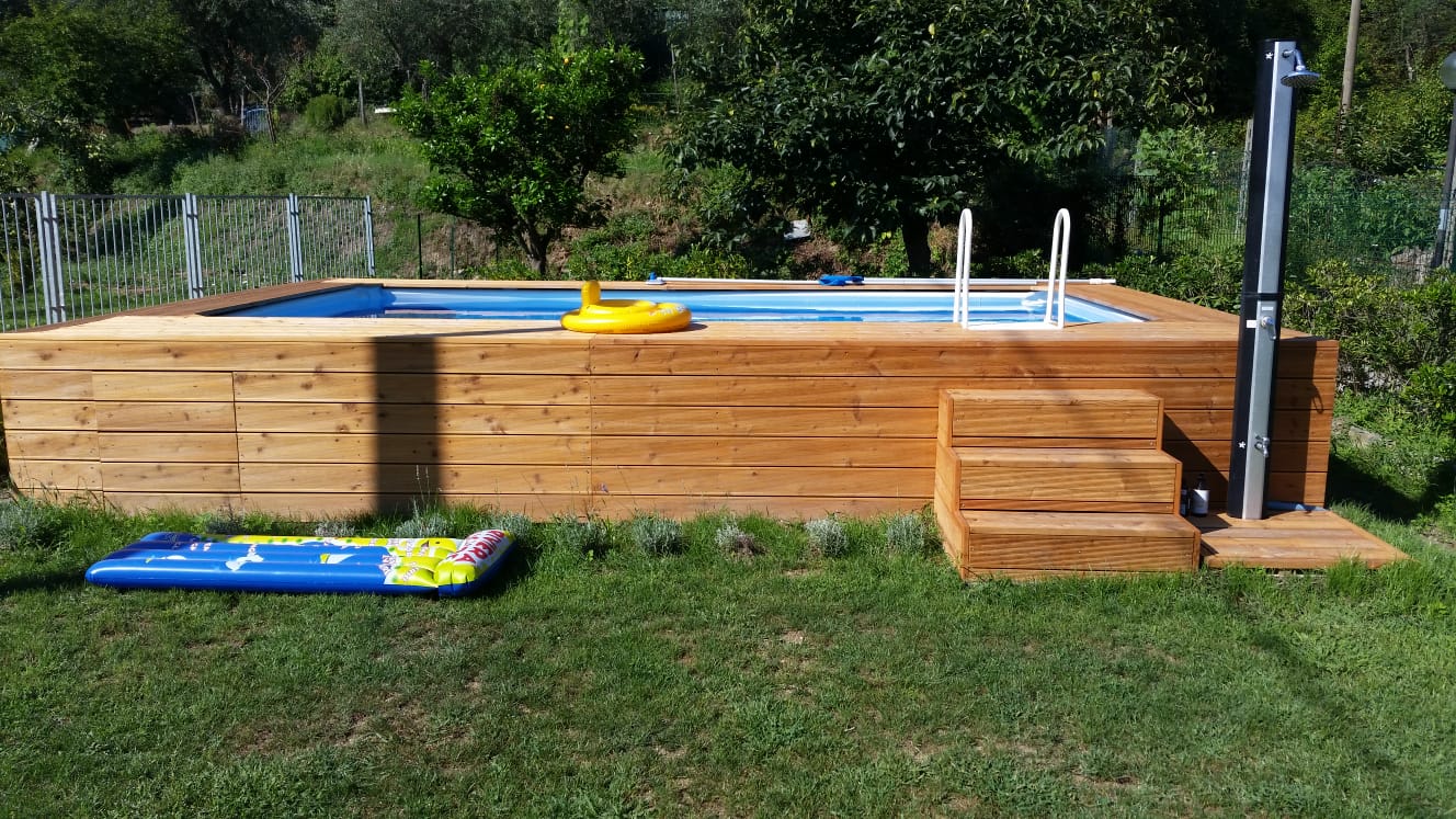 piscina con listelli di legno