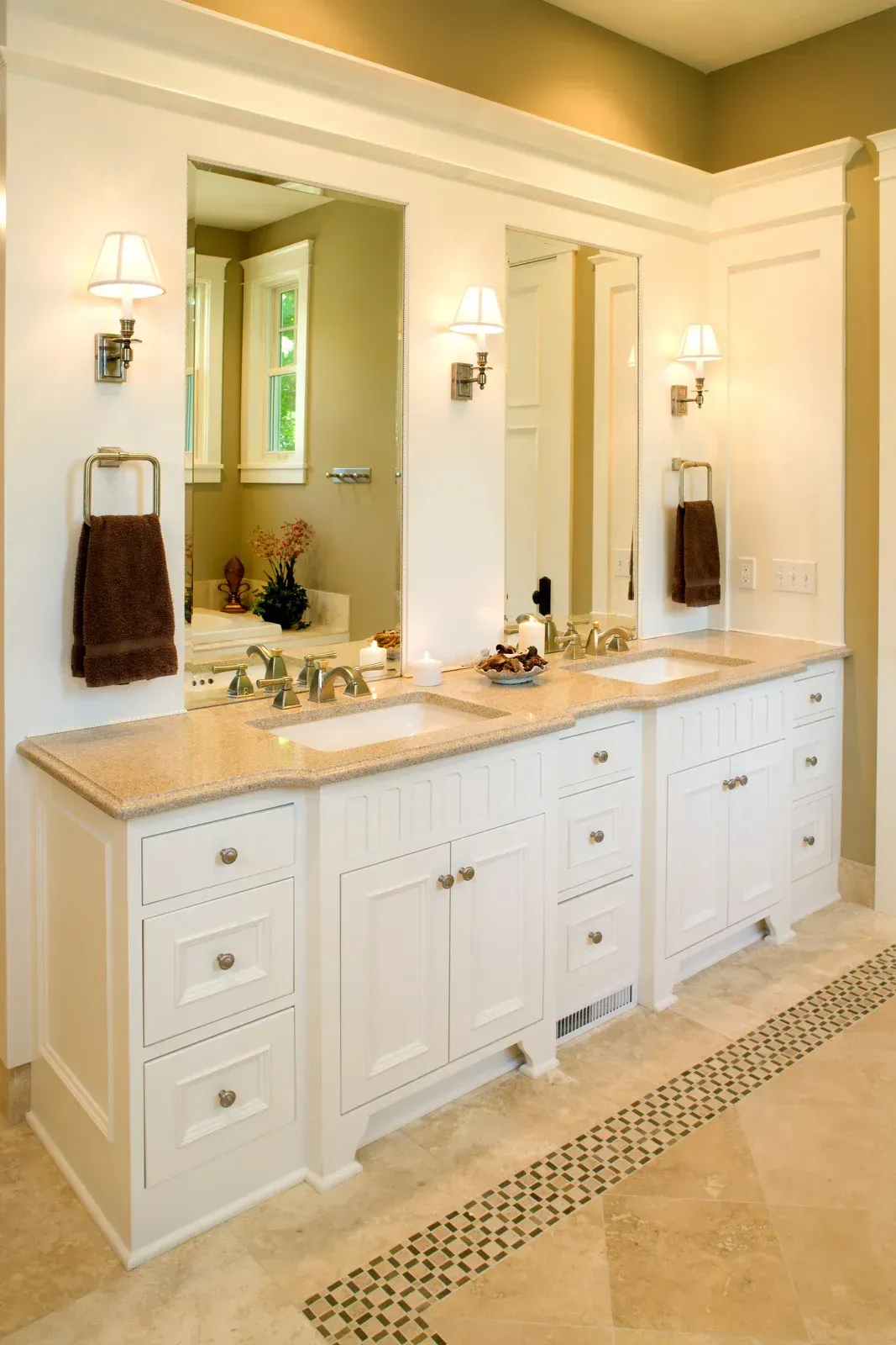 A bathroom with two sinks and two mirrors