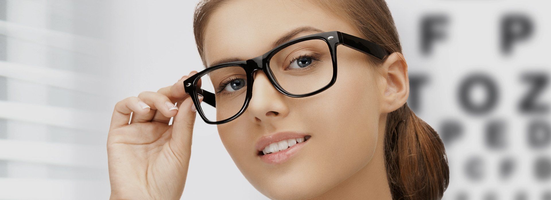 Девушка в очках реклама