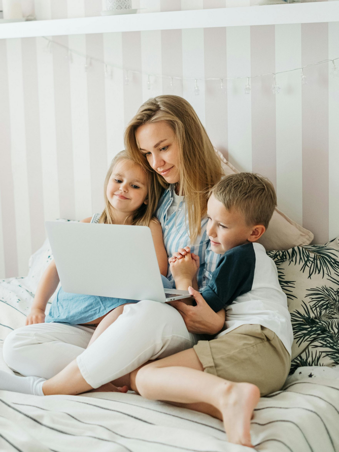 Liebevolle Mama mit Kindern zuhause – mehr Zeit für Familie durch flexibles Online Business