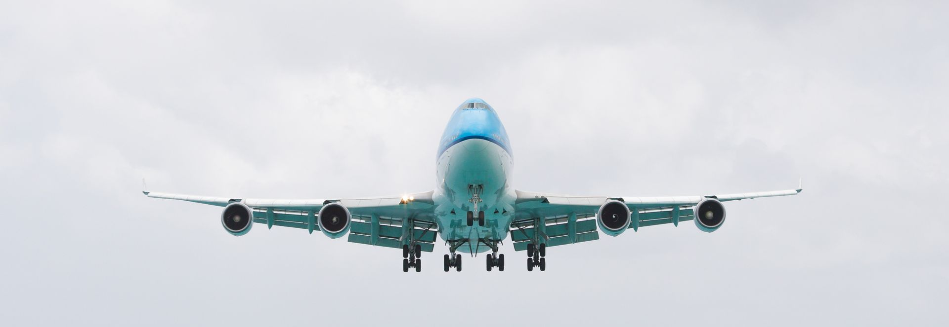 Plane overhead Sail The Phoenix in Maho Beach, Sint Maarten