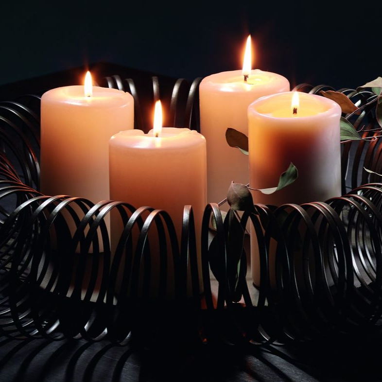 Ein Strauß silberner Vasen gefüllt mit roten Blumen