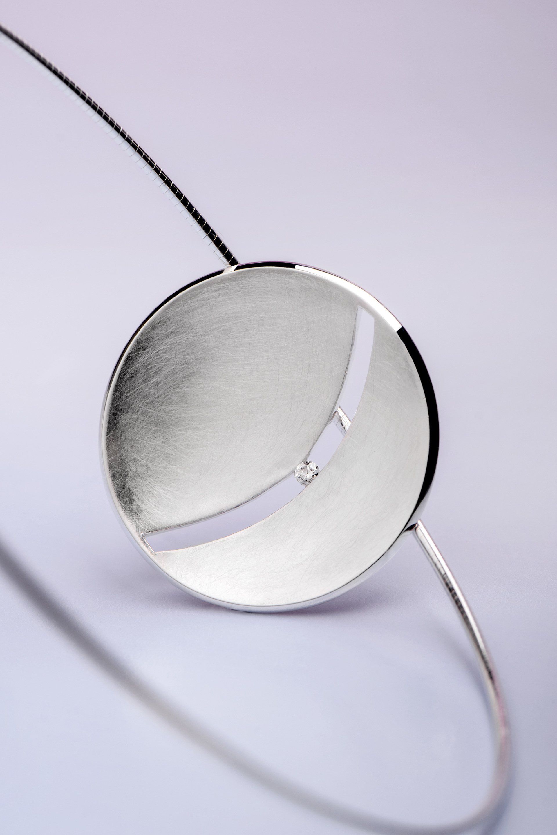 Ein silbernes Armband mit einem Kreis darauf