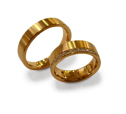 Ein Paar goldene Eheringe mit Diamanten darauf