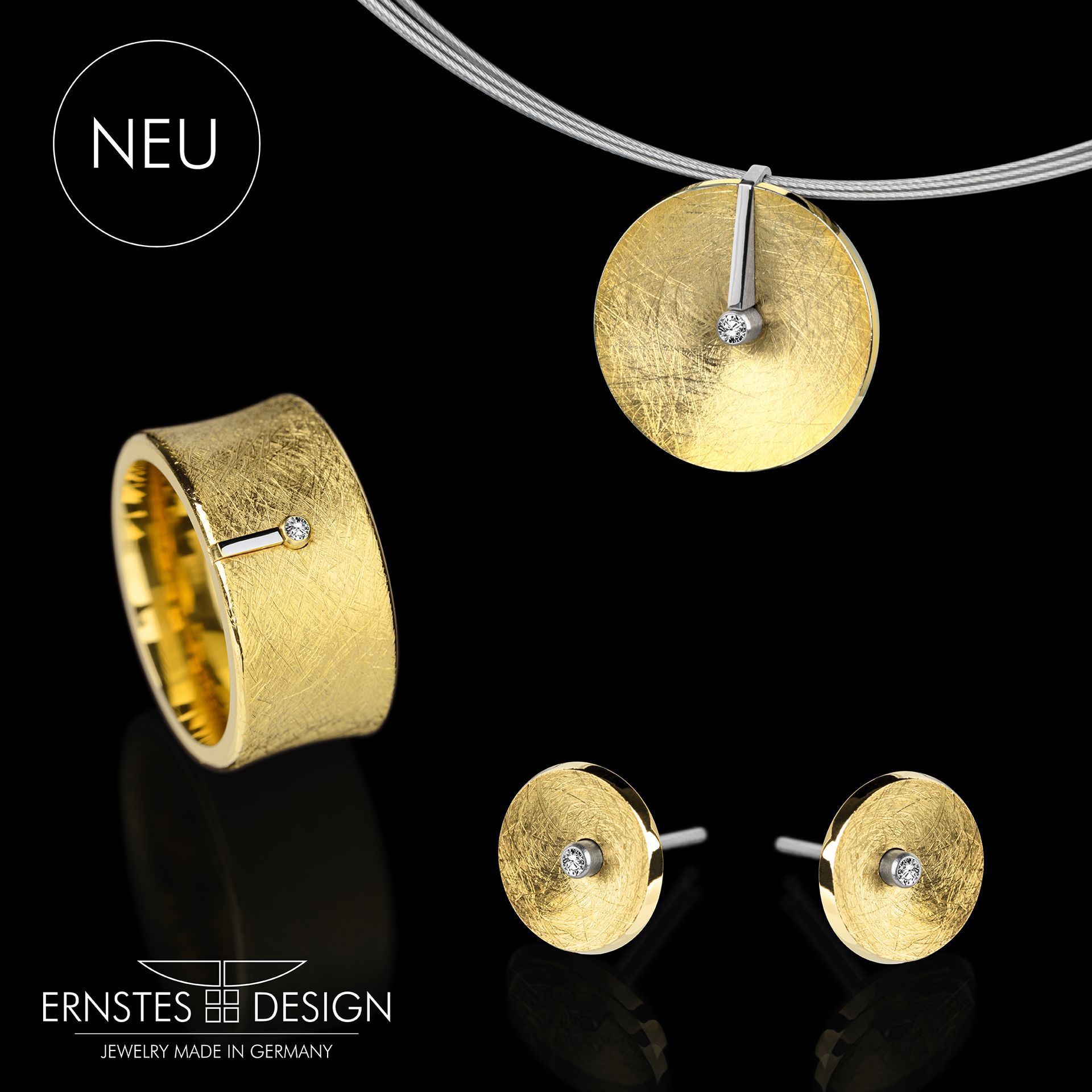 Schmuckset: Goldring, Anhänger und Ohrringe, alle mit Diamant und strukturiertem Finish auf schwarzem Hintergrund.