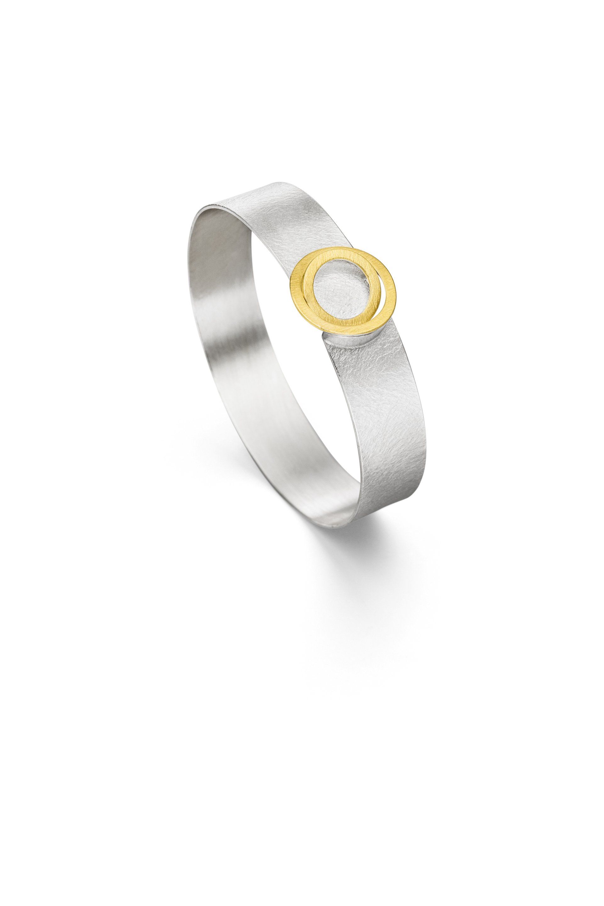 Ein silberner Ring mit einem goldenen Kreis in der Mitte auf weißem Hintergrund.