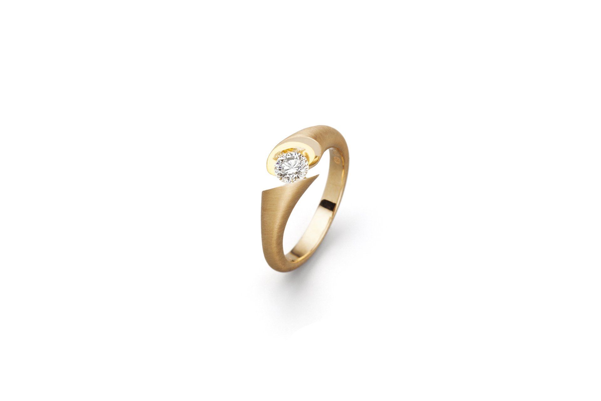 Ein goldener Ring mit einem Diamanten in der Mitte auf weißem Hintergrund.