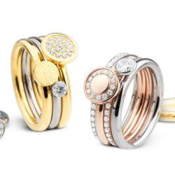 Ein paar übereinander gestapelte Ringe auf einer weißen Oberfläche.