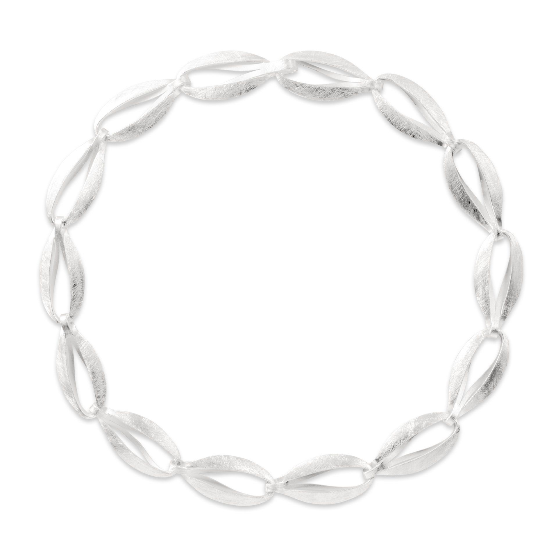 Eine Nahaufnahme eines silbernen Armbands auf weißem Hintergrund.