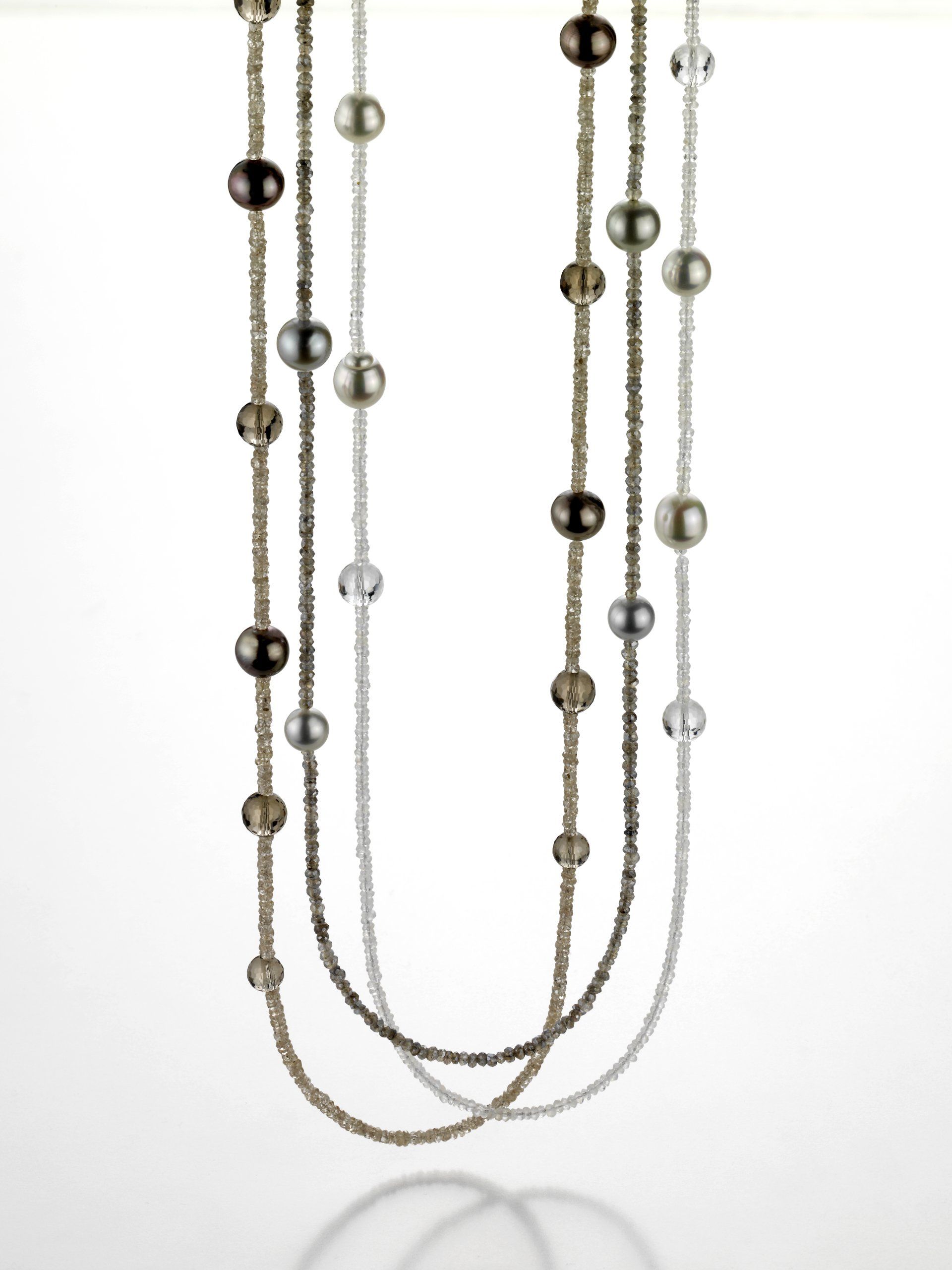Eine lange Halskette mit vielen Perlen daran