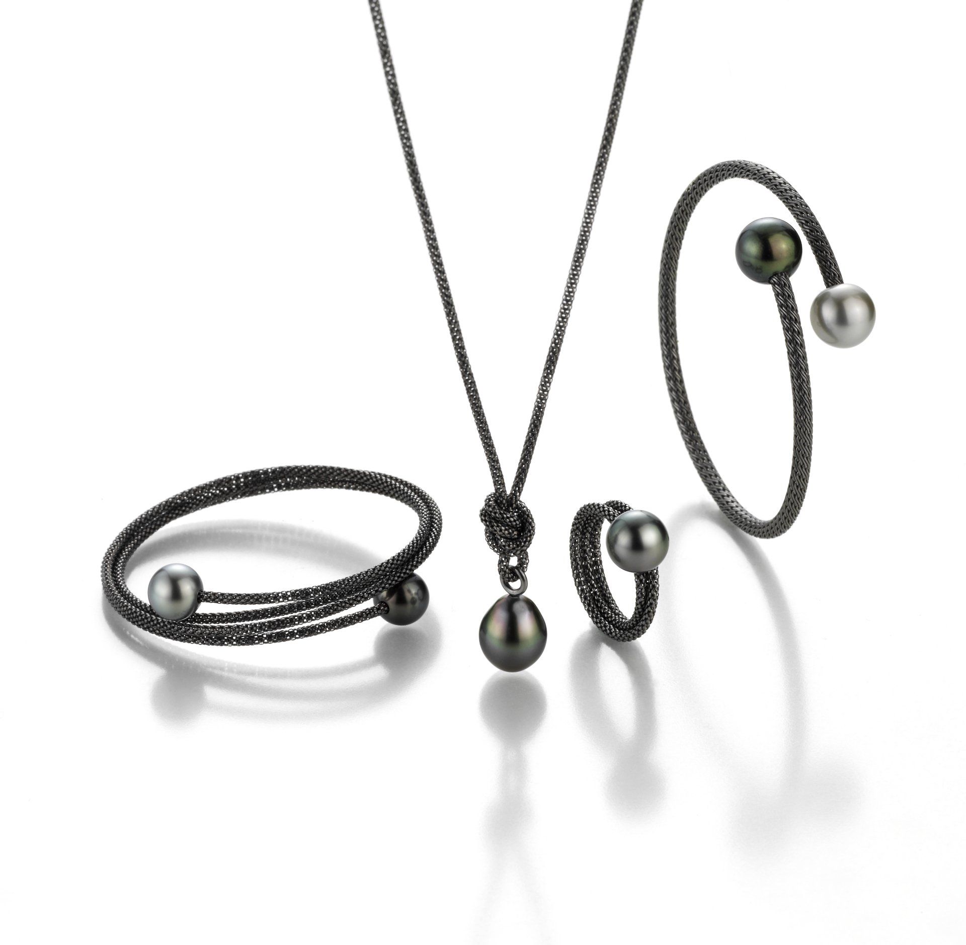 Eine Halskette, ein Armband und ein Ring mit Perlen darauf