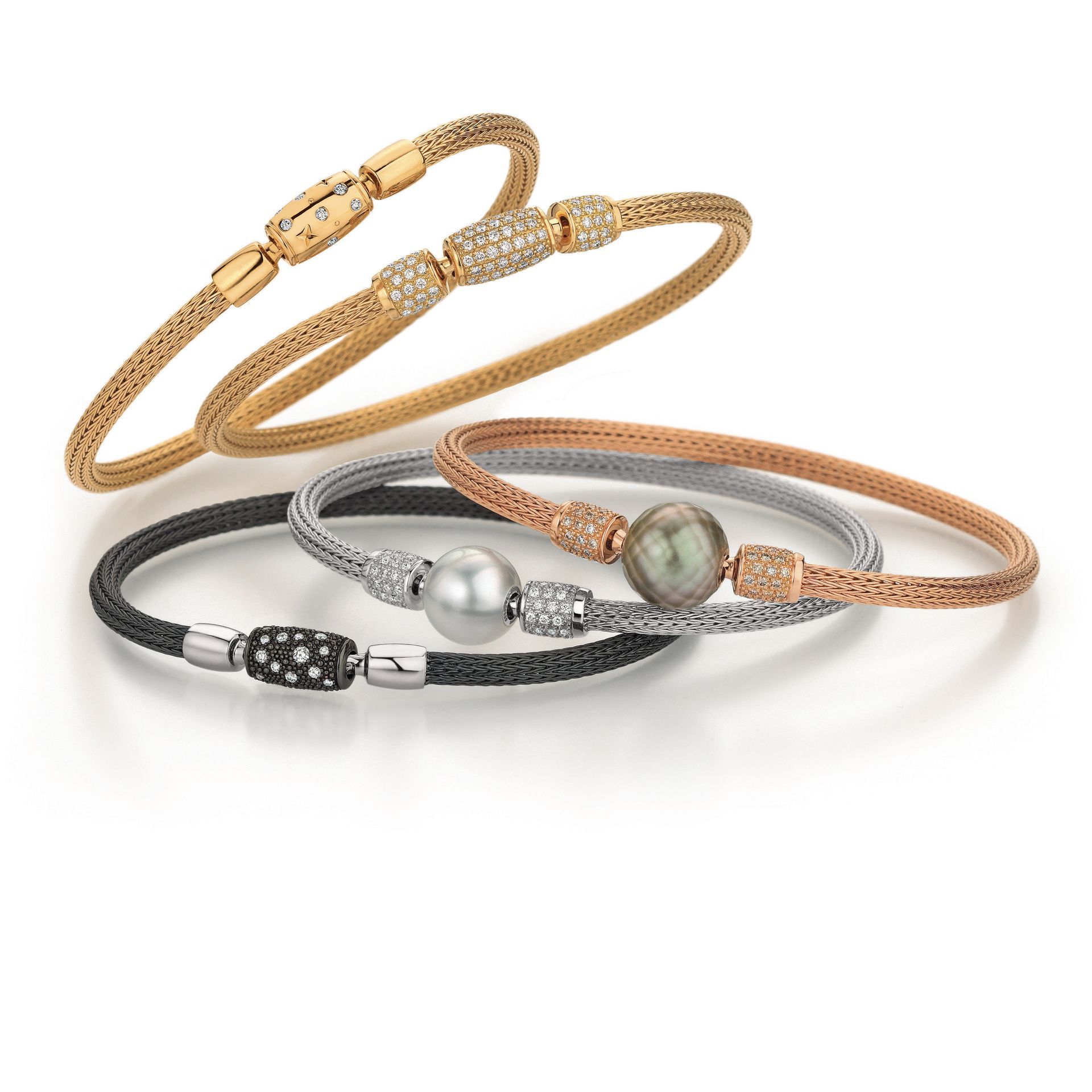 Eine goldene Halskette mit einem Diamanten in der Mitte