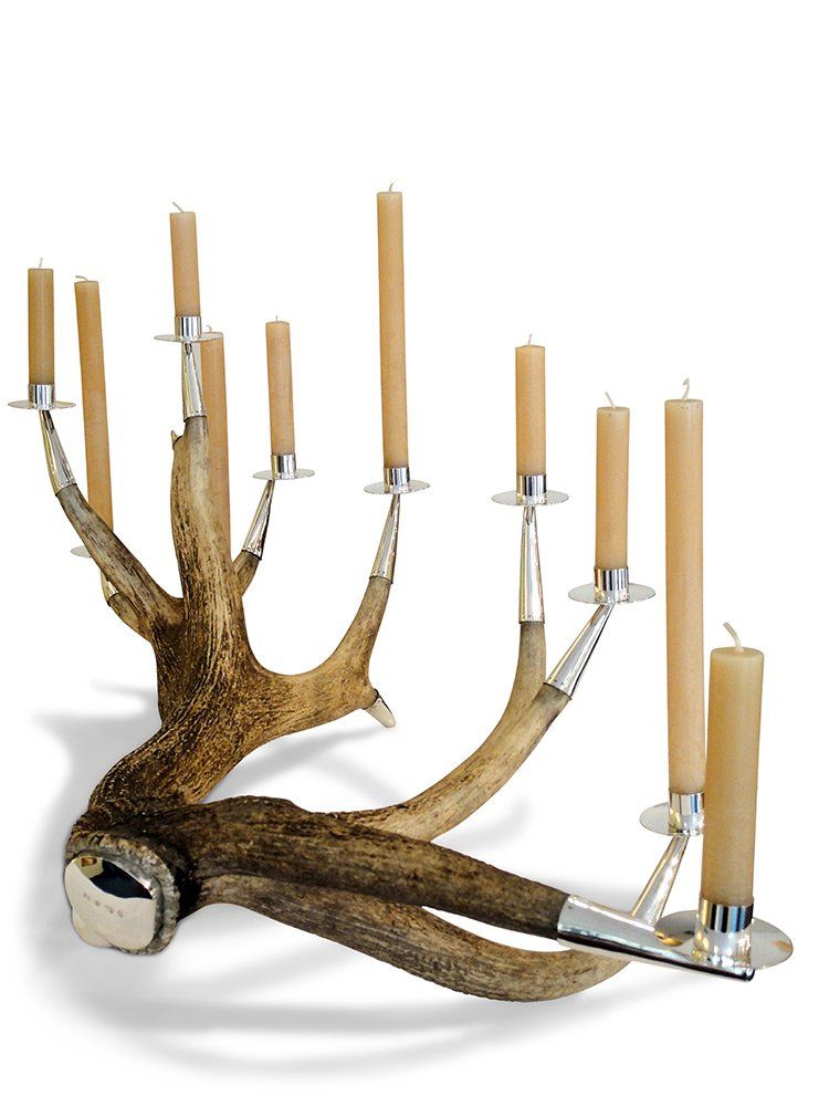 Ein Kerzenhalter aus Geweih mit Kerzen darin