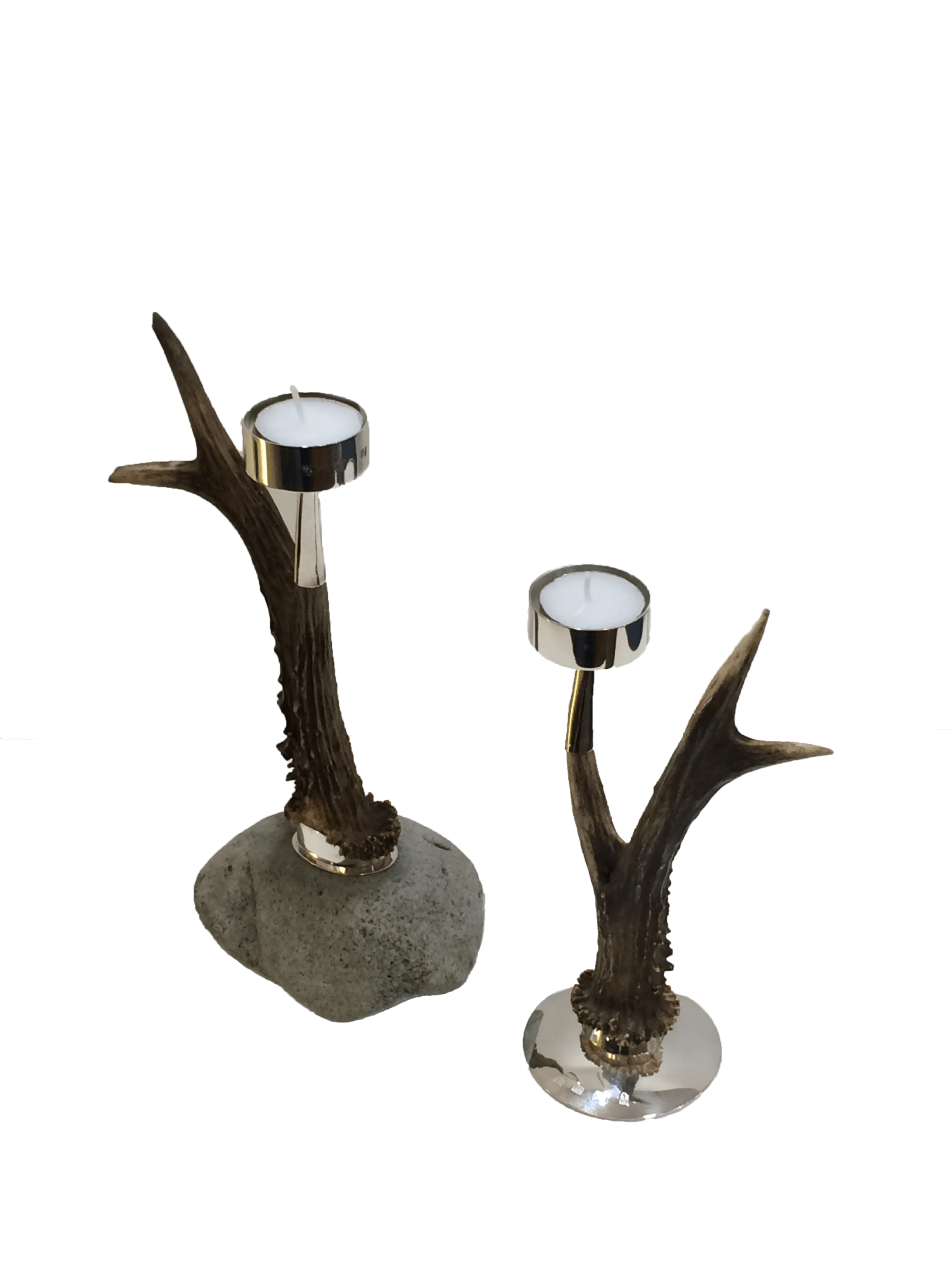 Zwei Kerzenhalter aus Hirschgeweih auf einem Felsen