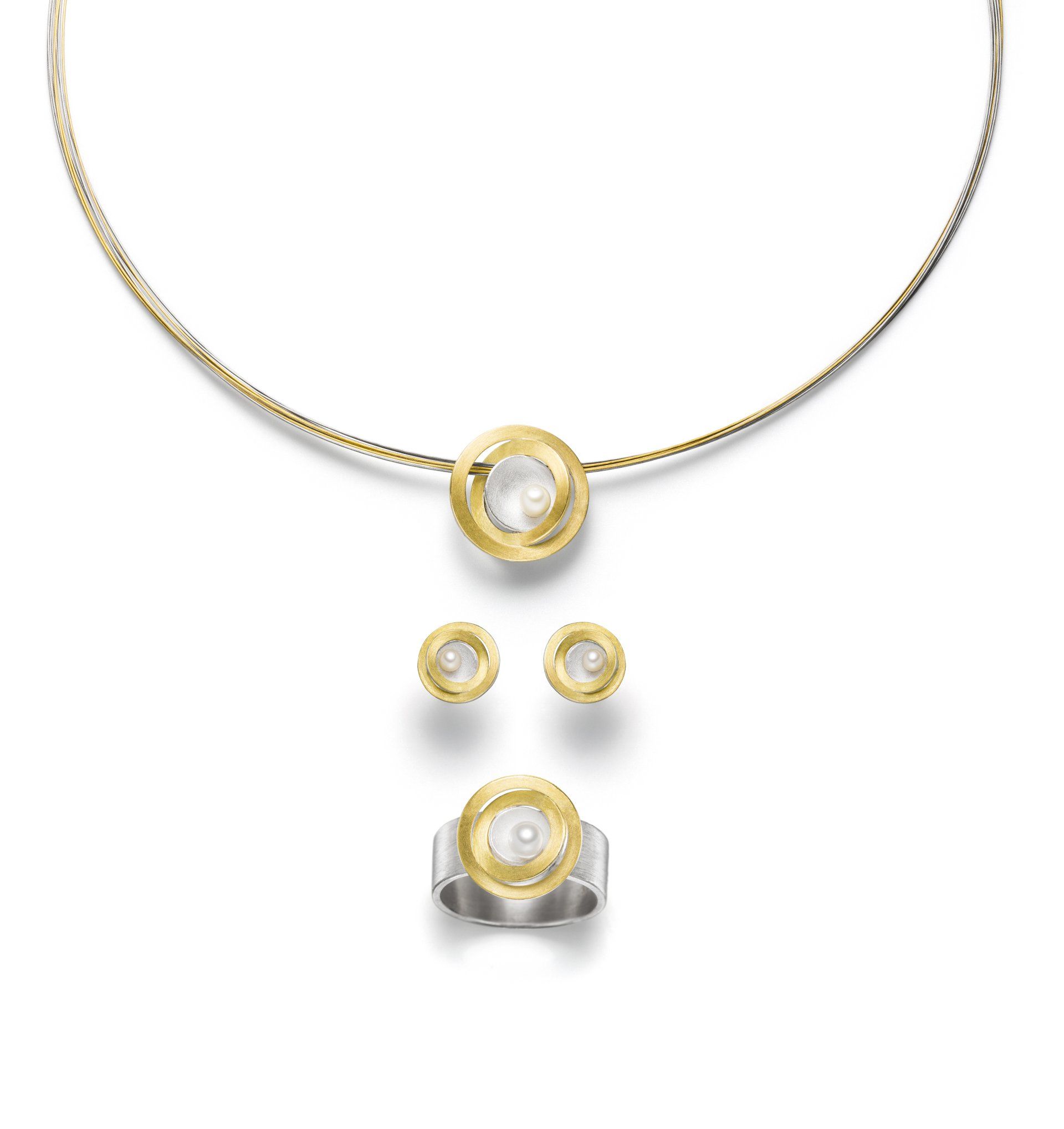 Eine Halskette, Ohrringe und Ring auf weißem Hintergrund