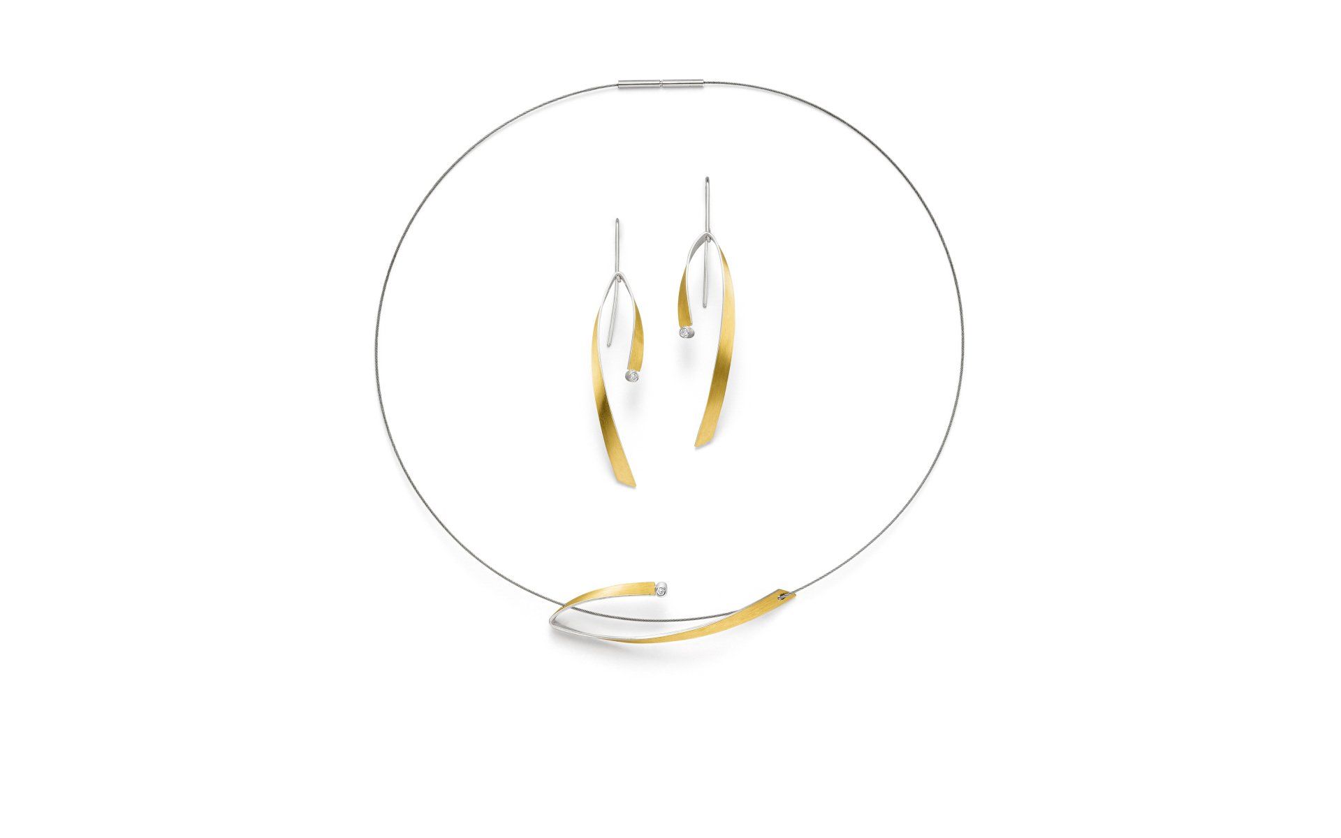 Ein Set aus Halskette und Ohrringen auf weißem Hintergrund.