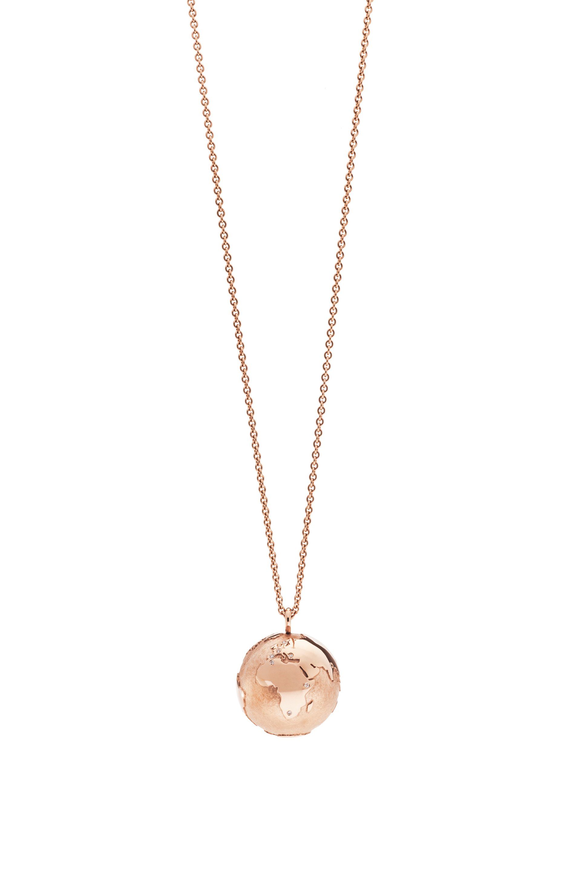 Eine Halskette mit einem runden Anhänger an einer Kette