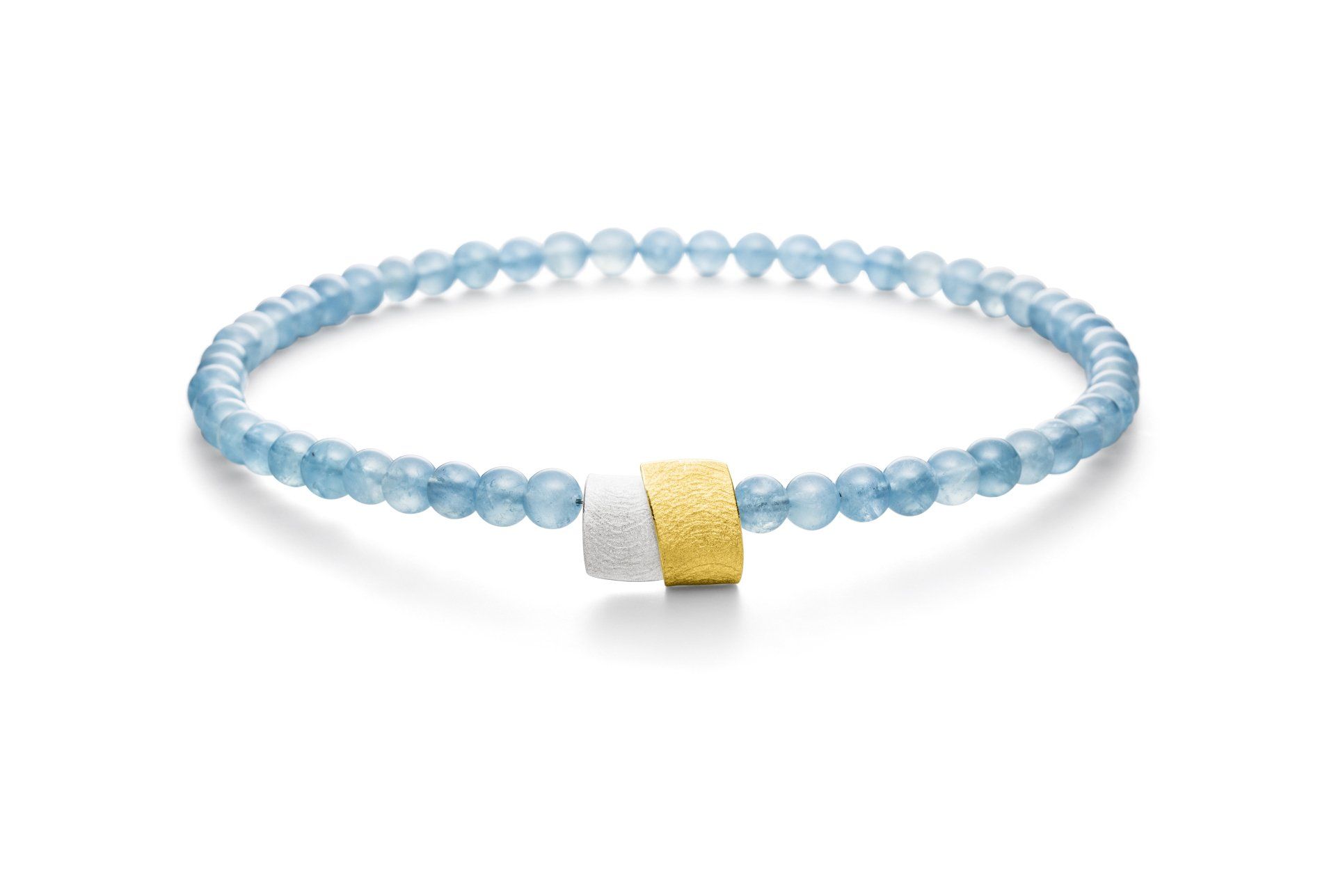 Ein Armband mit blauen Perlen und einer goldenen Perle auf weißem Hintergrund.