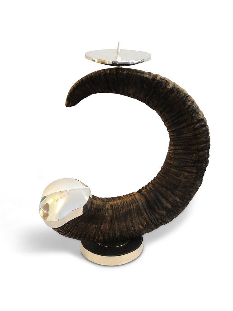 Ein Kerzenhalter in Form eines Horns