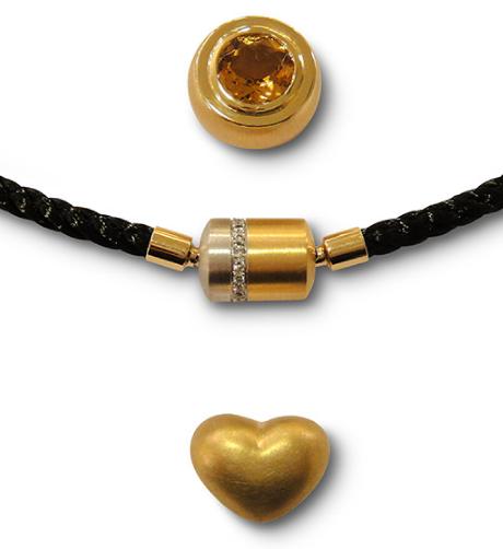 Eine Nahaufnahme einer Halskette mit einem herzförmigen Anhänger