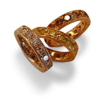 Drei goldene Ringe sind übereinander gestapelt