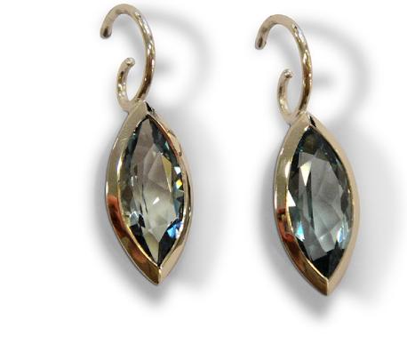 Ein Paar Ohrringe mit einem blattförmigen Stein