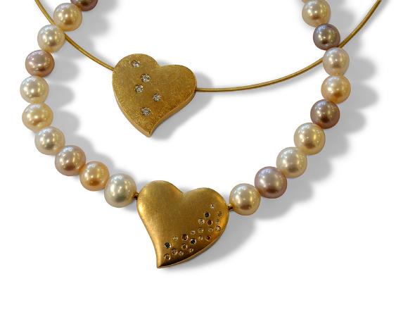 Eine Halskette mit Perlen und einem herzförmigen Anhänger