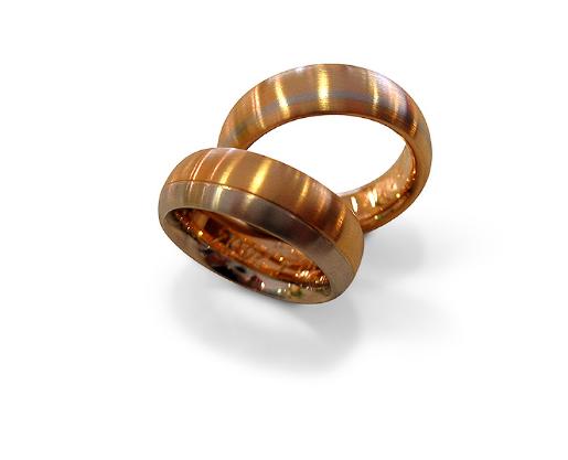 Ein Paar goldene Eheringe auf weißem Hintergrund