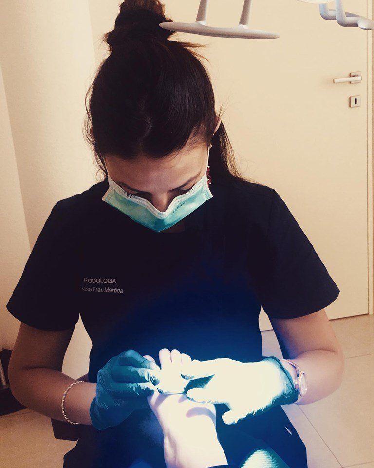 Podologa durante una visita