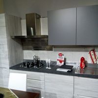 cucina dalle linee essenziali