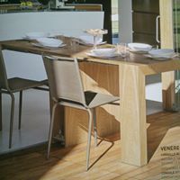 tavolo moderno in legno chiaro