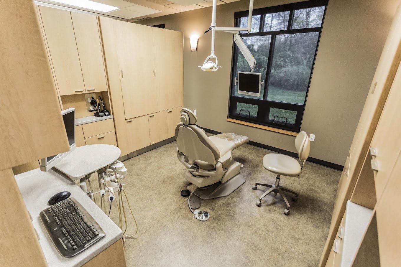 A dental office with a dental chair and a keyboard.