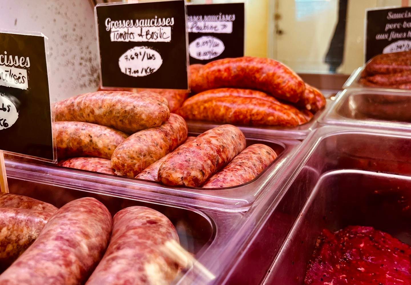 Un tas de saucisses sont exposées dans une boucherie