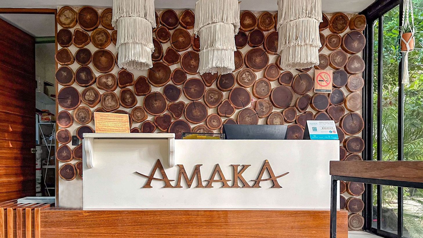 Mostrador de recepción con cartel 