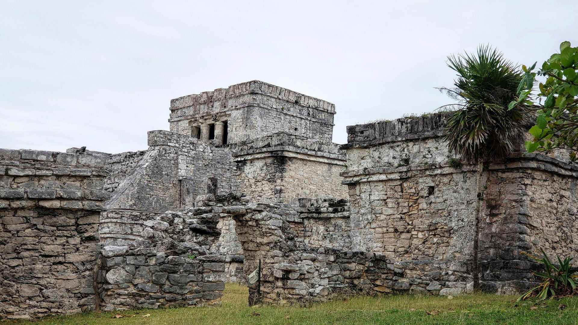Ruinas de piedra de la antigua ciudad de Tulum, Península de Yucatán, México, bajo un cielo nublado.