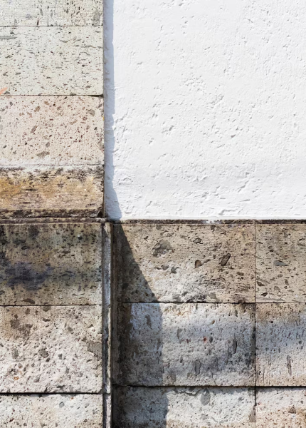 Secciones de pared de piedra y color blanco con sombra vertical.