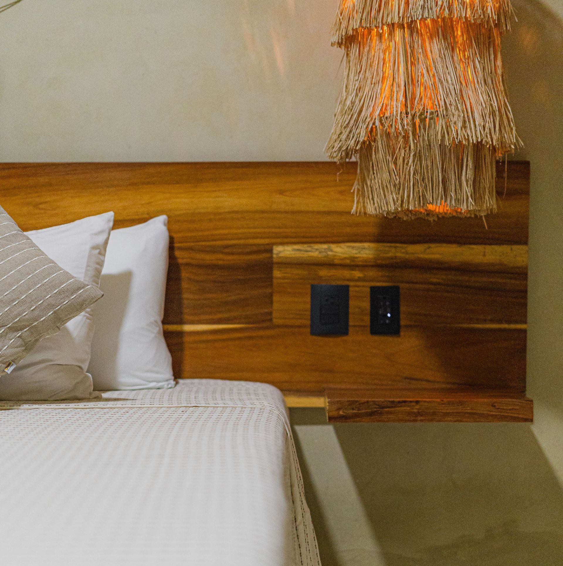 Cama Queen Size, Cabecera parota, lampara de palma