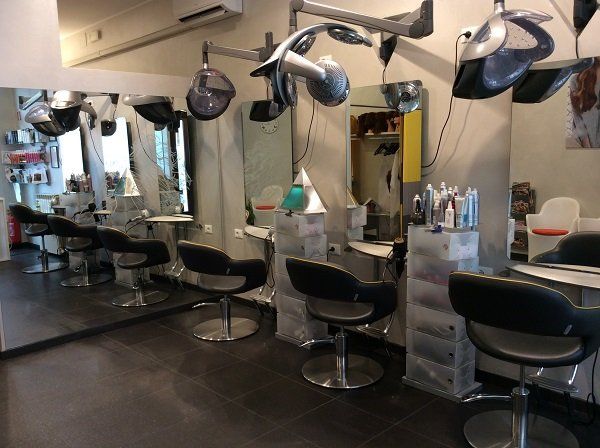 poltrone e specchi salone