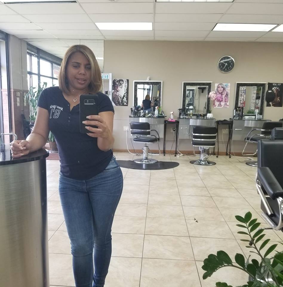 minerva taking a selfie at her salon