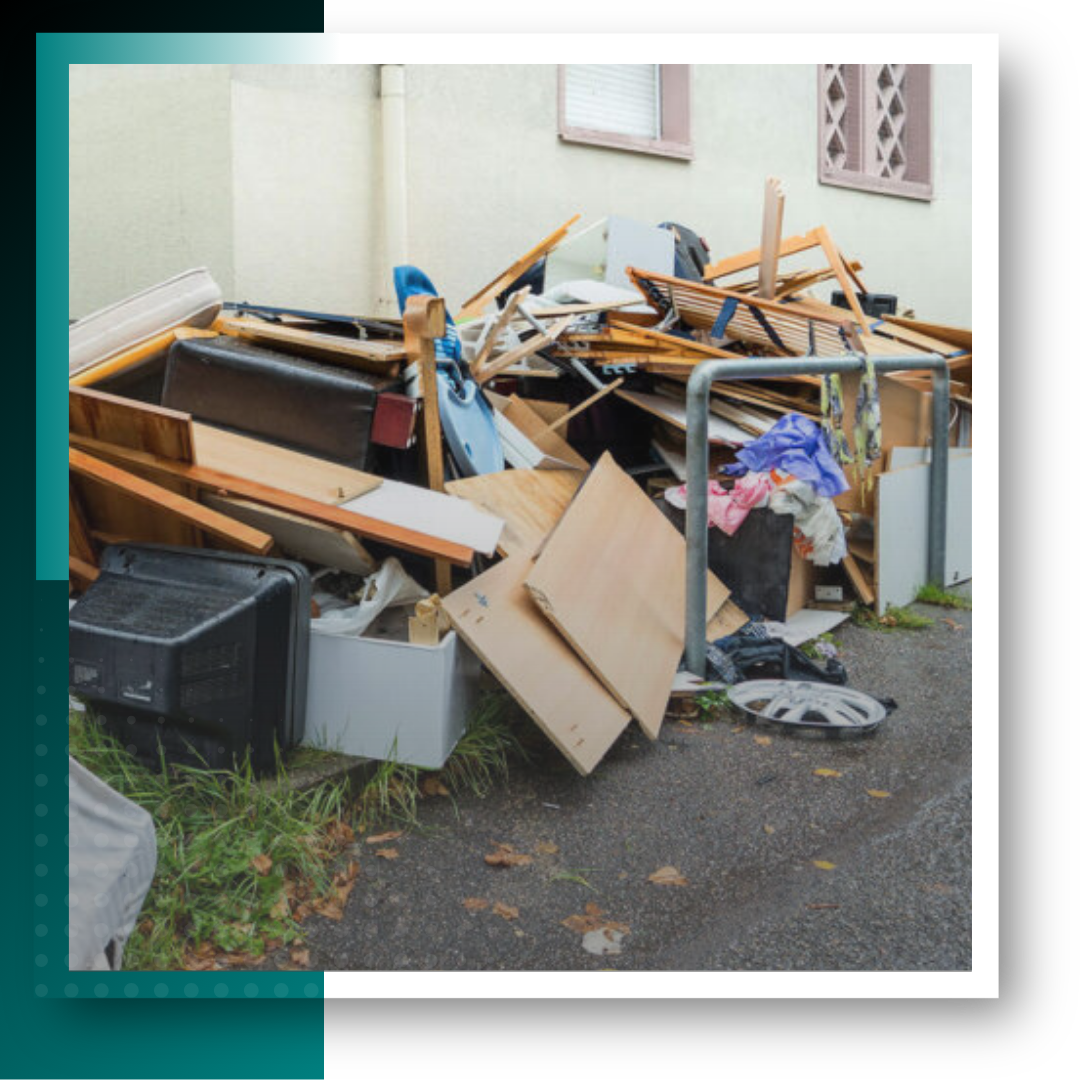  A pile of house garbage and waste