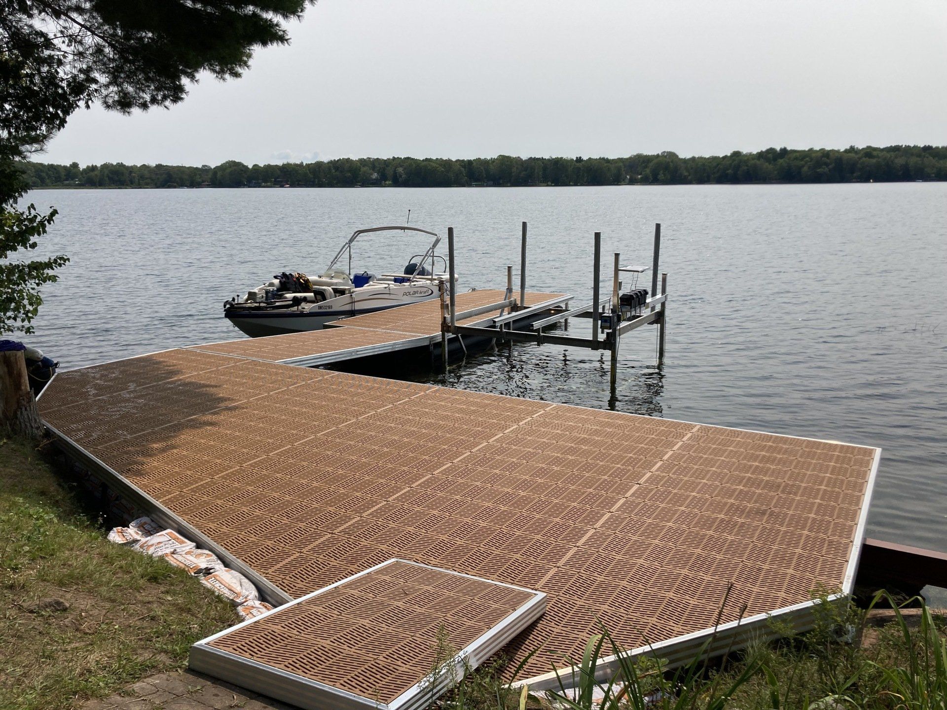 A boat is docked at a dock on a lake.