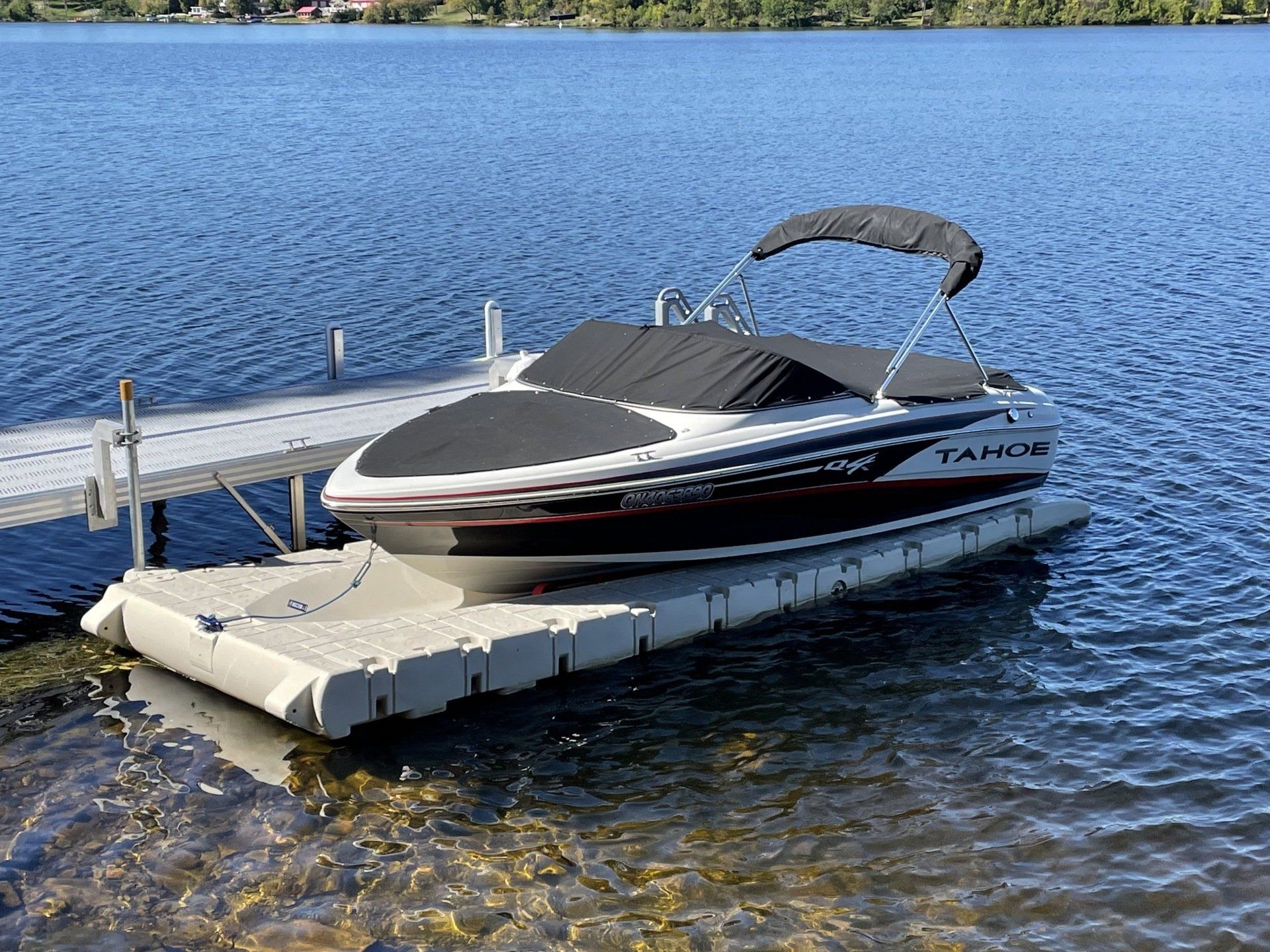 A boat is docked at a dock on a lake.