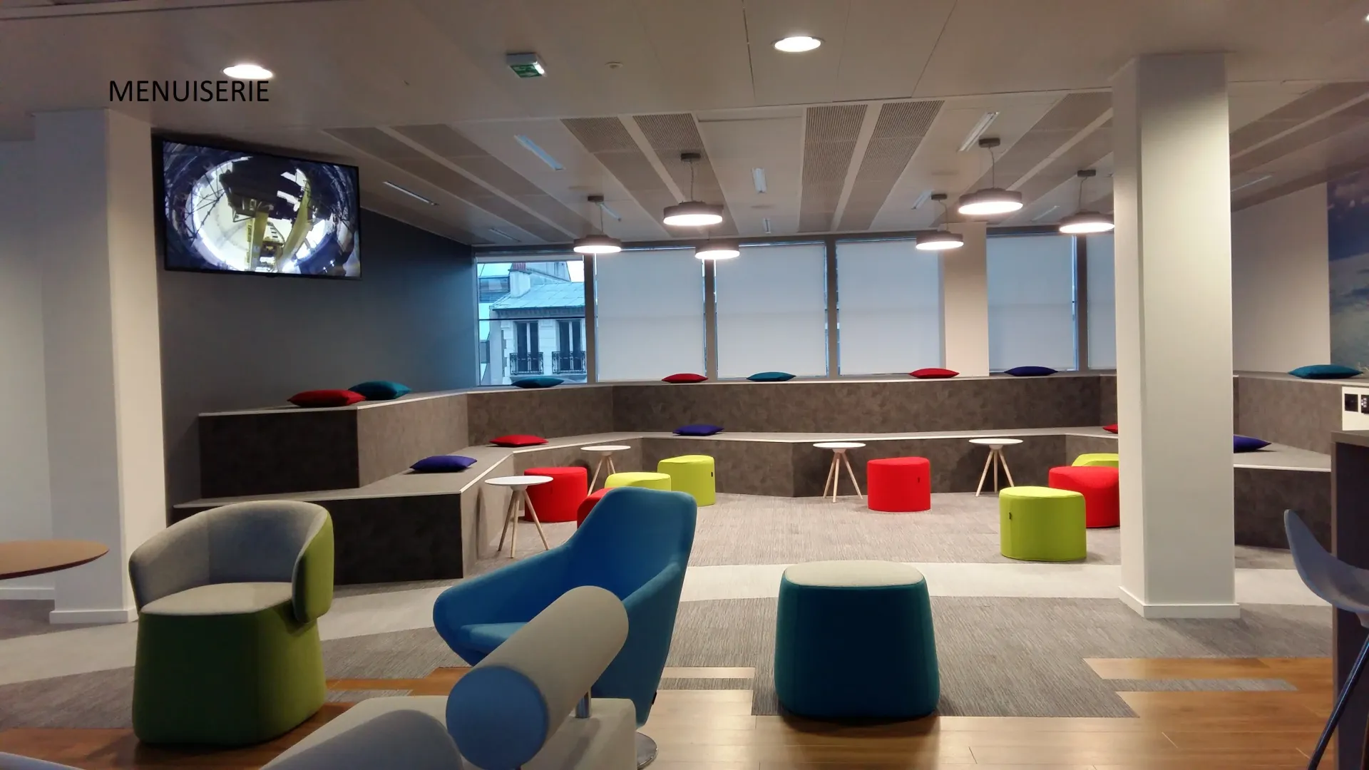 Une grande pièce avec beaucoup de chaises et de tables. Aménagement de bureaux et locaux professionnels - SPAC